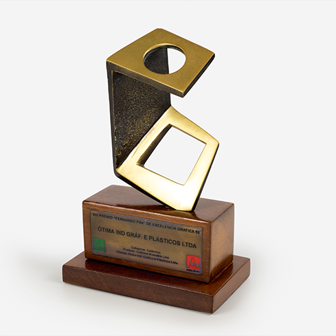 Na imagem, há a fotografia do troféu que a Ótima Gráfica recebeu no VIII Prêmio Fernando Pini de Excelência Gráfica.