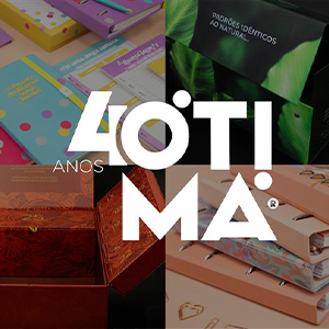 Na imagem, há a fotografia de 40 anos da Ótima Gráfica, mostrando imagens de produtos personalizados e, sobre ela, o logo dos 40 anos em destaque na cor branca.